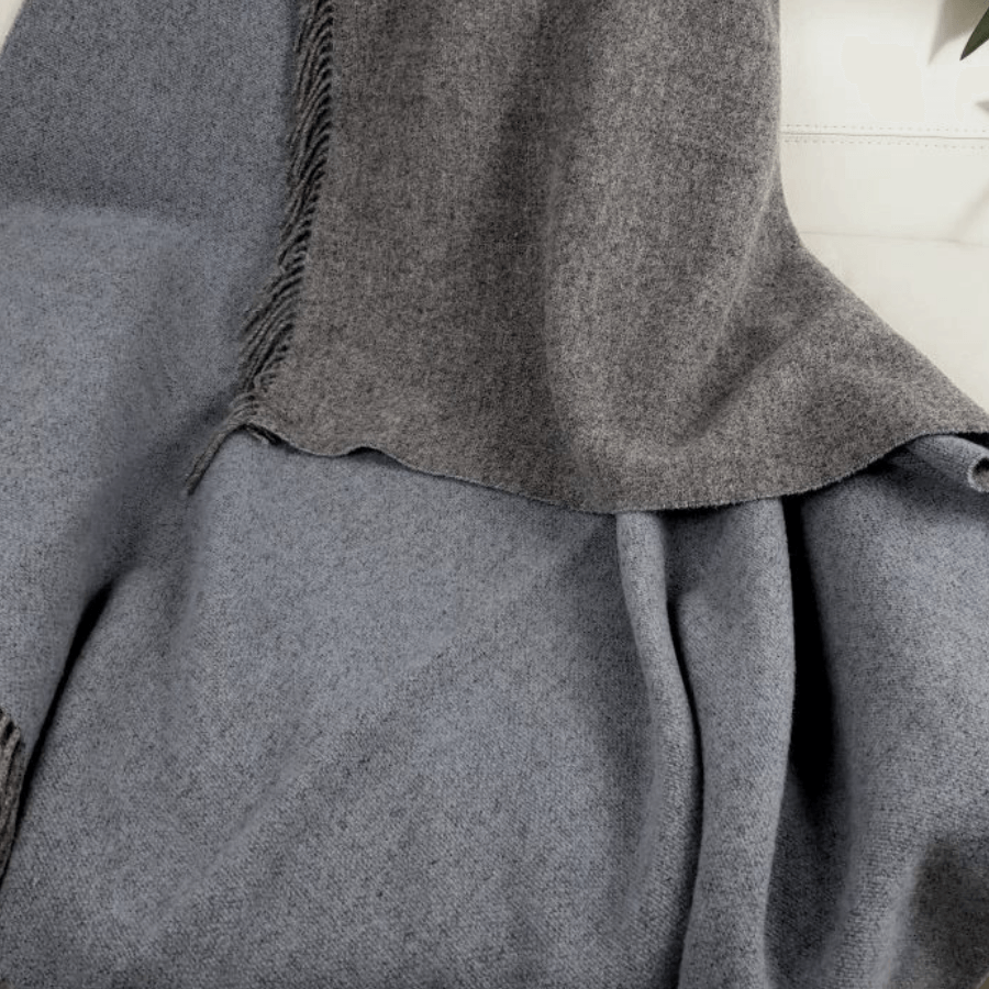 Вълнено Одеяло В Тъмносиво И Синкаво-Сиво – 150×200 См | Двулицево, Стилно И Топло