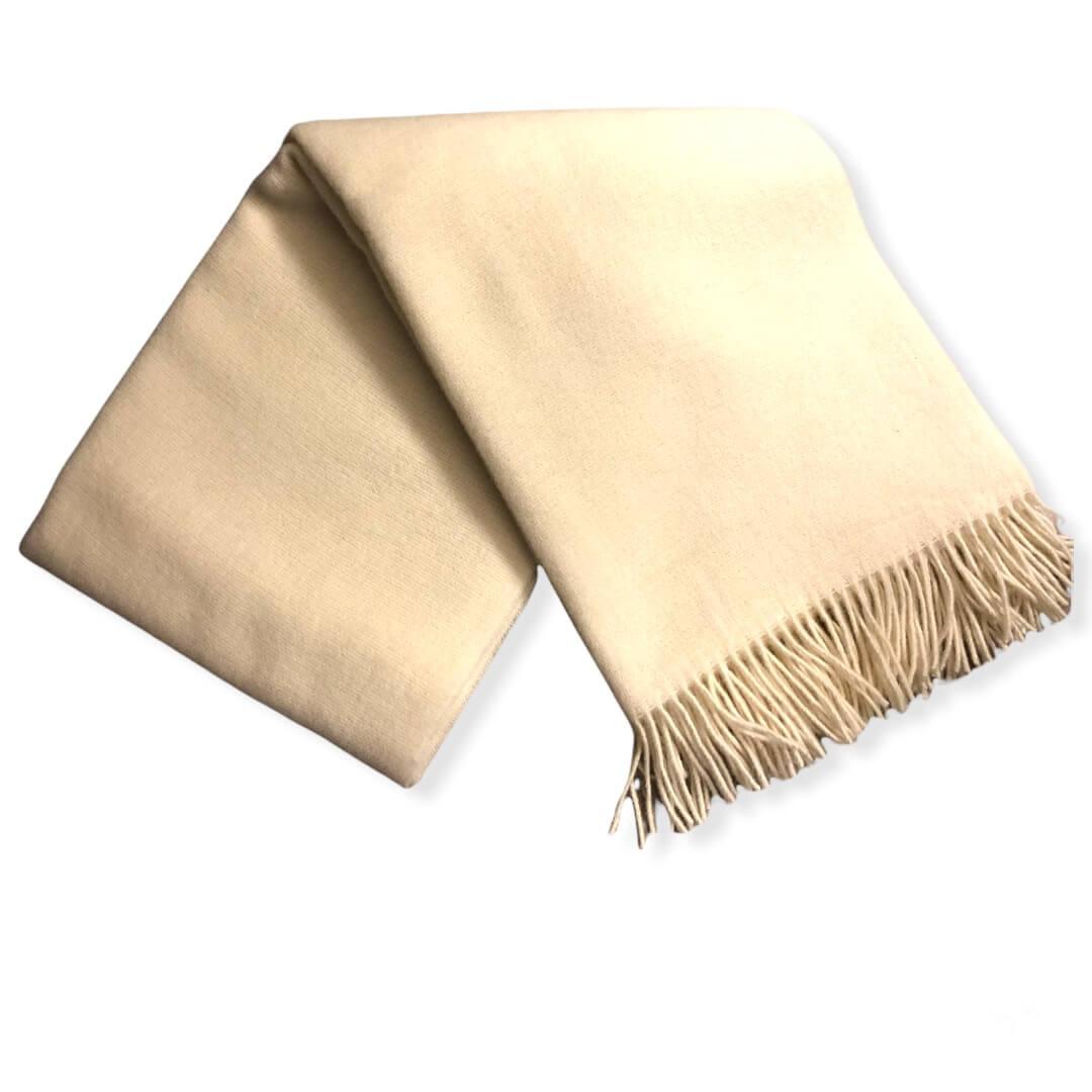 Пухкав Вълнен Шал В Кремаво: Чиста Изтънченост И Топлина