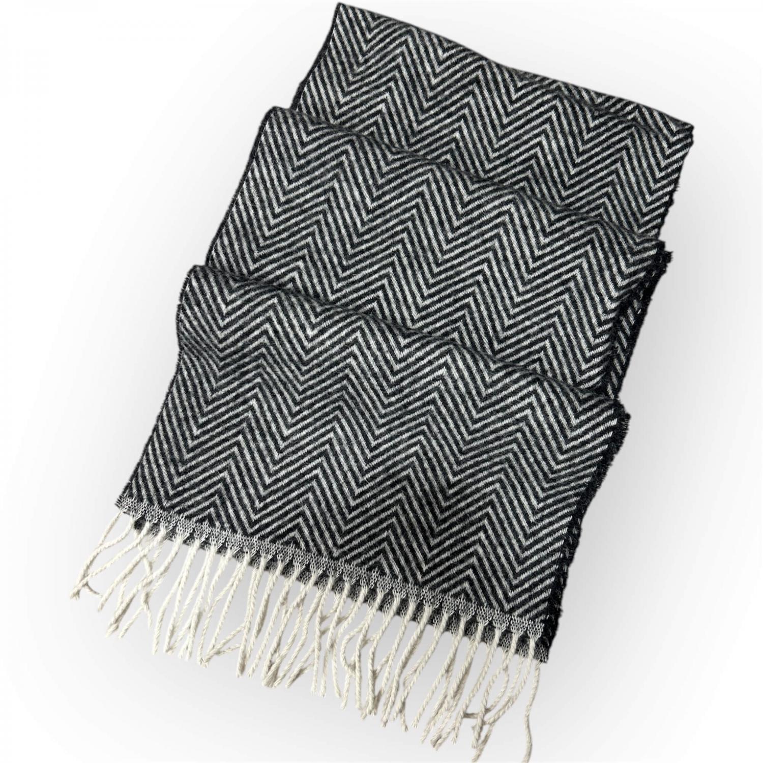 Шал От 100% Вълна С Елегантен Рибена Кост Дизайн: Висококачествен Лукс И Топлина