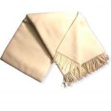 Пухкав Вълнен Шал В Кремаво: Чиста Изтънченост И Топлина