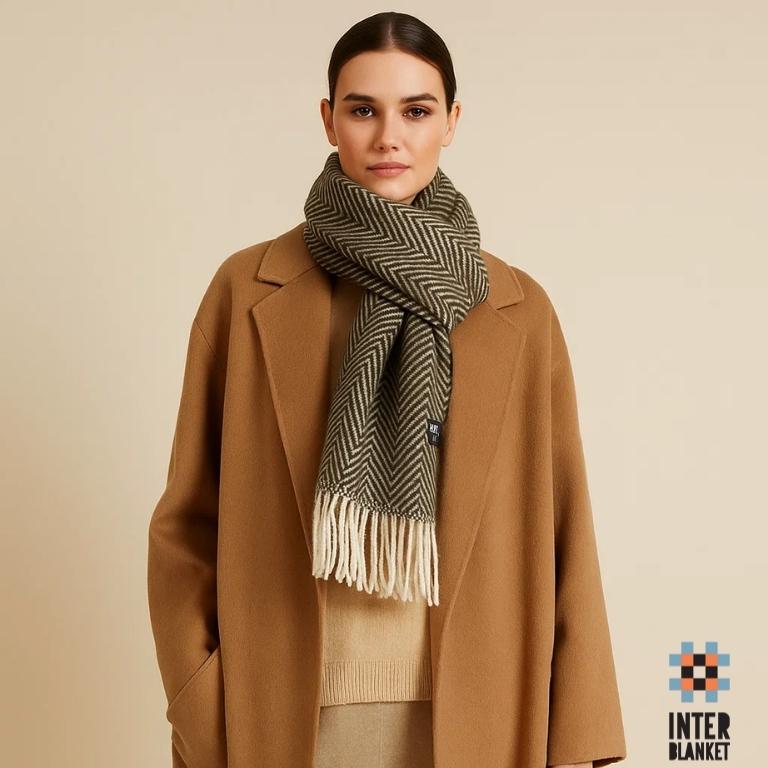 100% Wool Scarf With Herringbone Pattern: Luxurious Warmth And Timeless Elegance