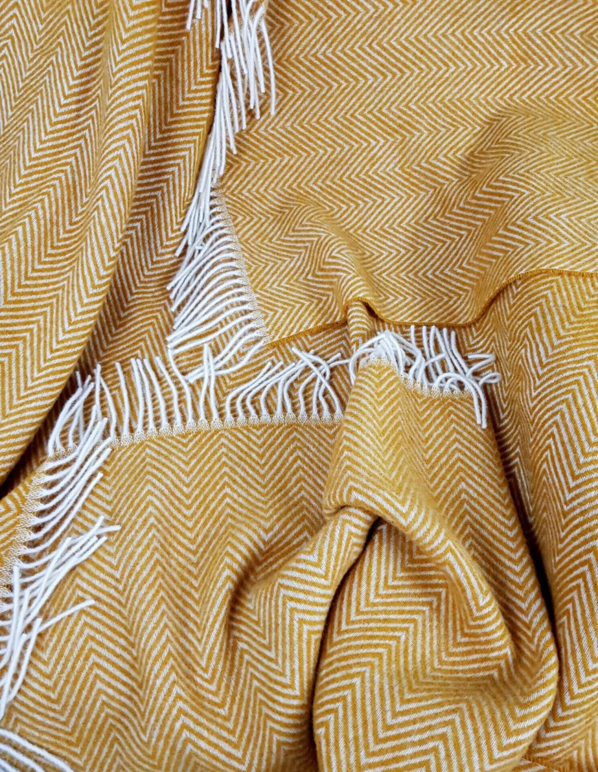 100% Вълнено Одеяло: Жизнен Дизайн „Рибена Кост“ В Горчично Жълто