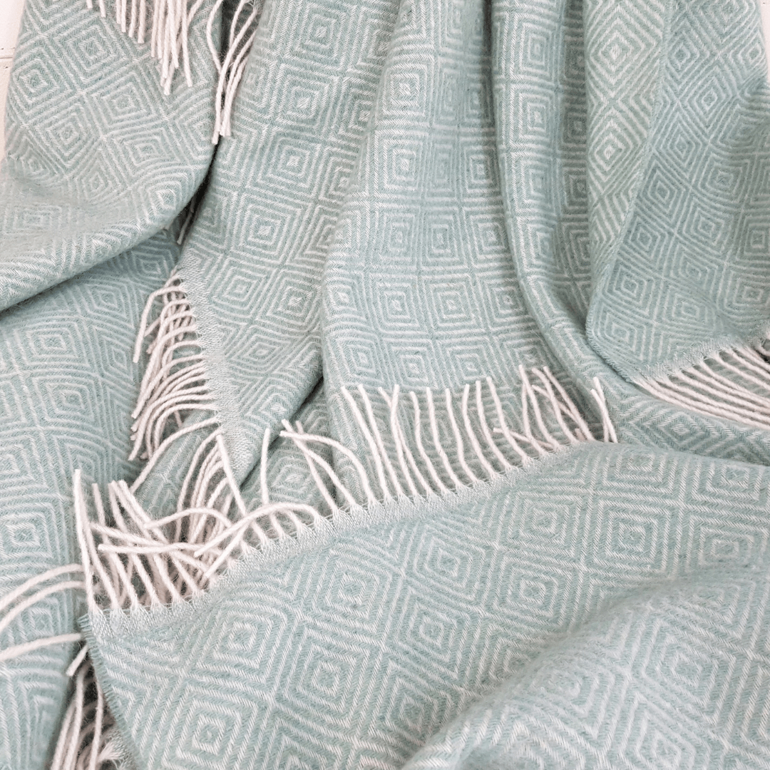 100% Вълнено Одеяло – Зелена Геометрична Шарка С Ресни (150 X 200 См)