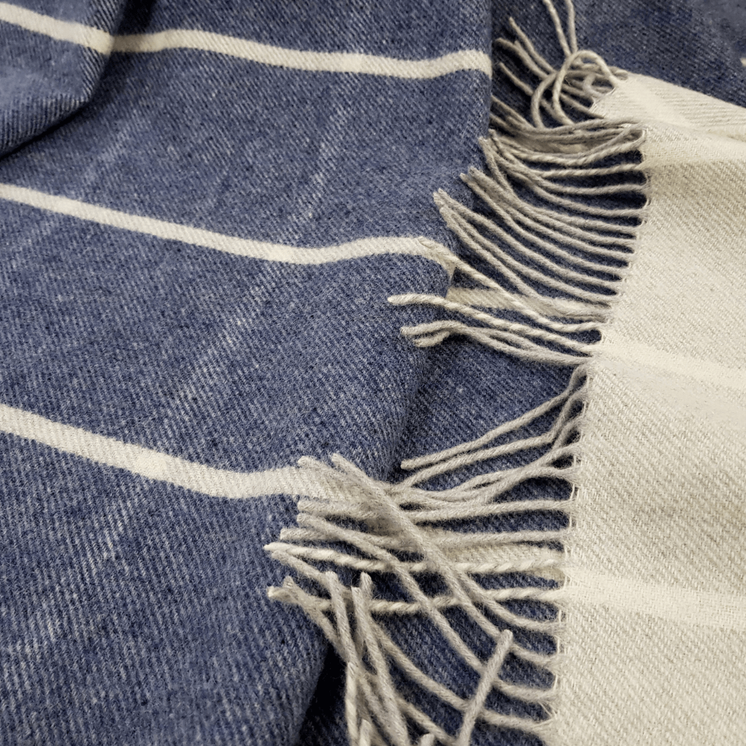 Кашмирено Одеяло – Кариран Десен – Тъмносиньо И Екрю С Ресни – 140X200 См