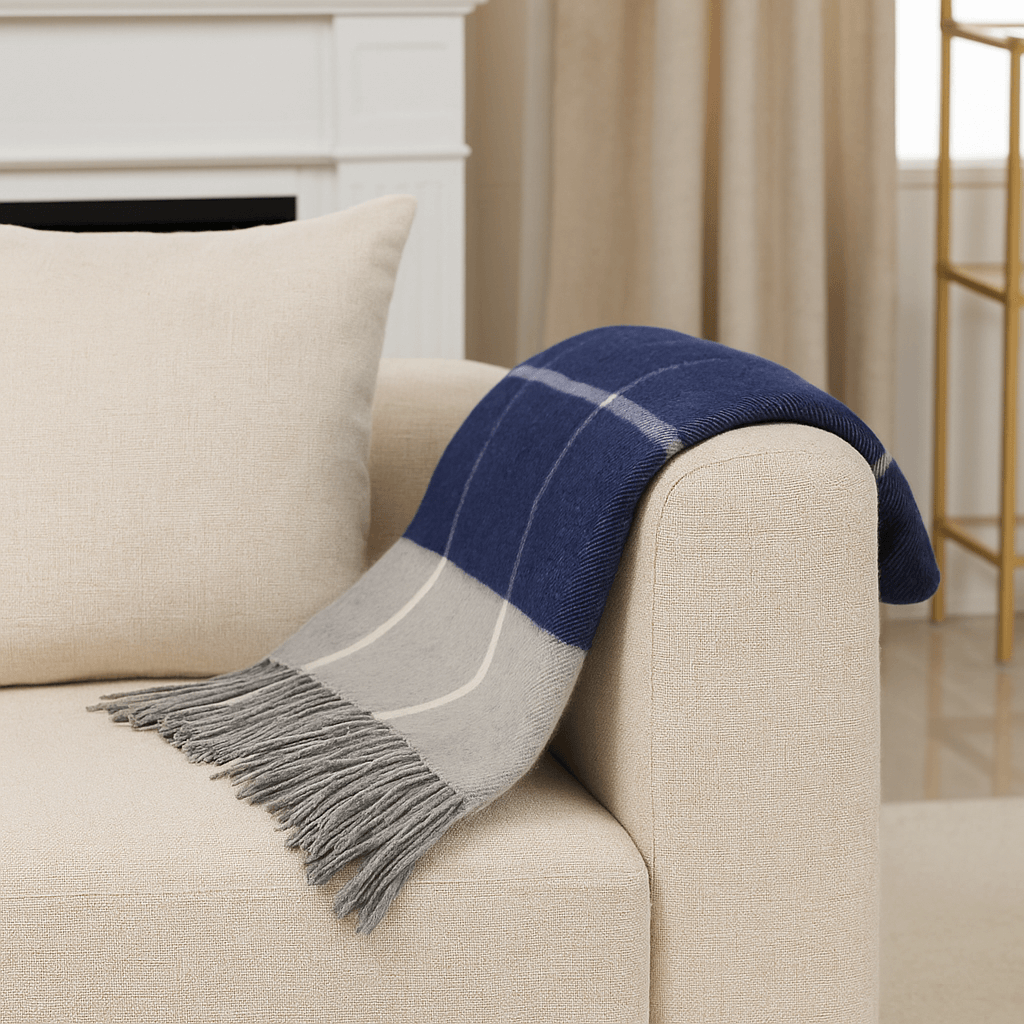 Кашмирено Одеяло – Кариран Десен – Тъмносиньо И Екрю С Ресни – 140X200 См