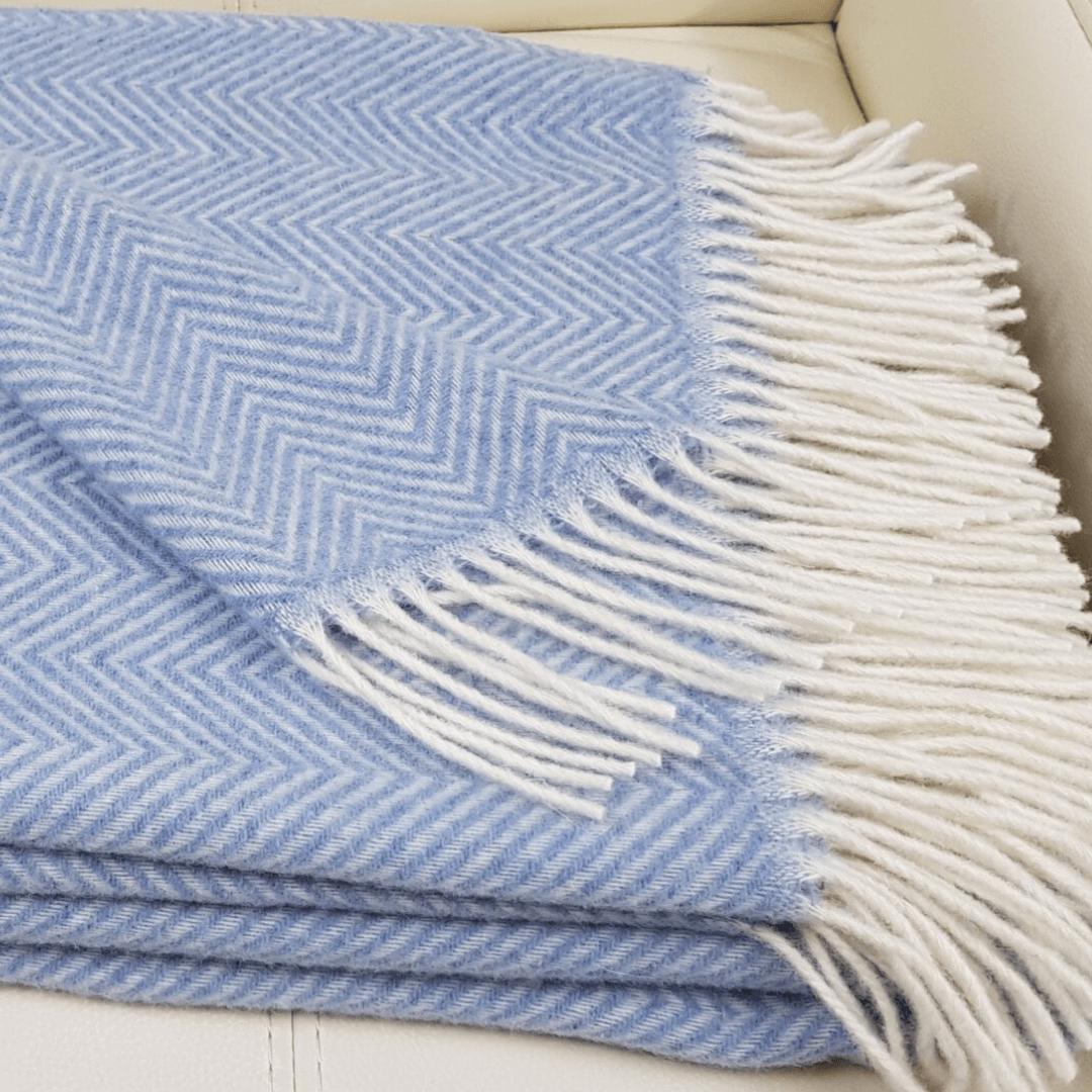 100% Вълнено Одеяло: Изискан Рибена Кост Мотив В Нежно Небесно Синьо