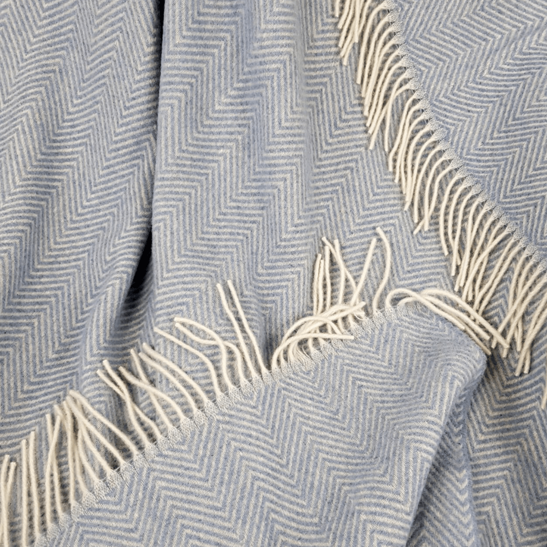 100% Вълнено Одеяло: Изискан Рибена Кост Мотив В Нежно Небесно Синьо