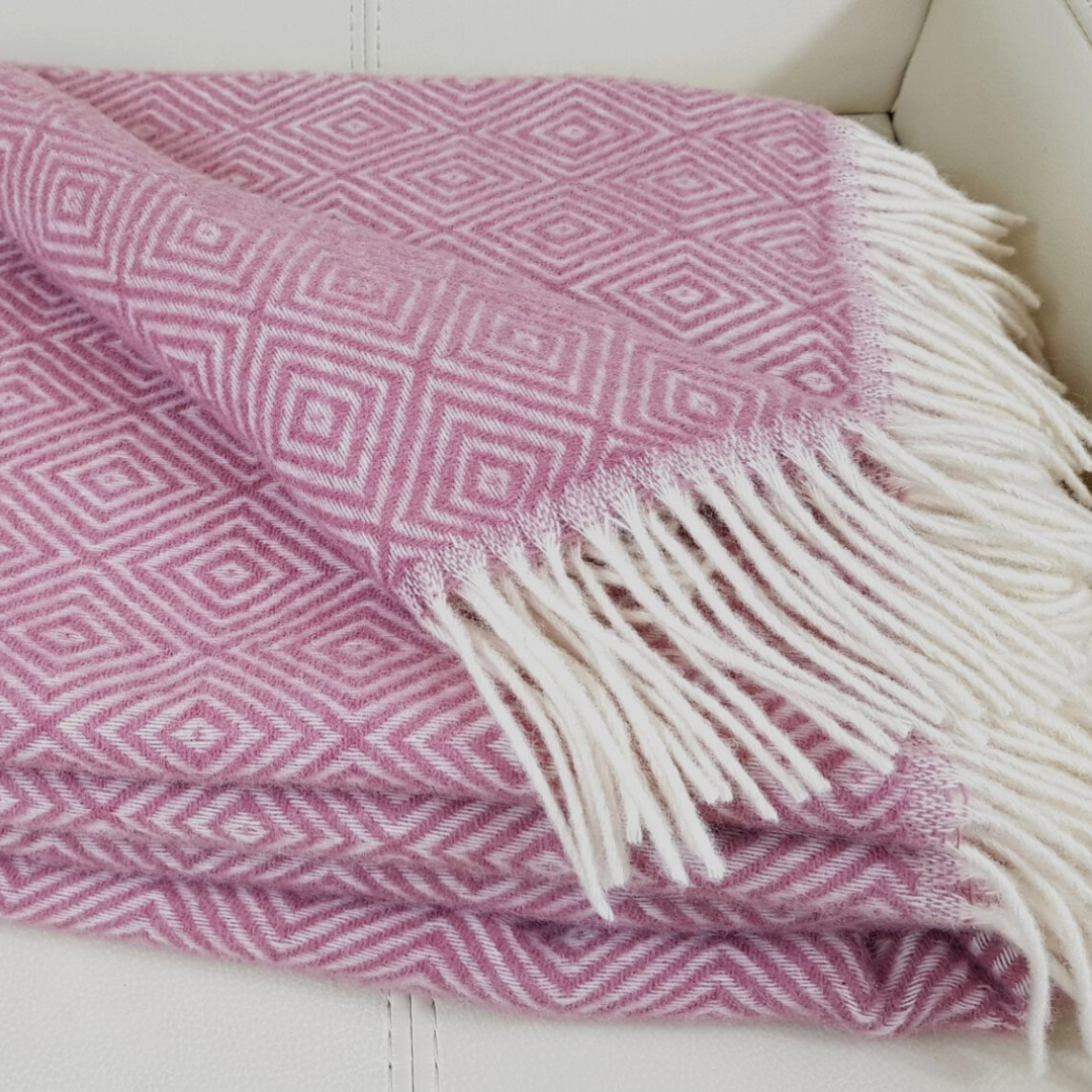 100% Вълнено Одеяло: Луксозна Елегантност С Диамантен Мотив В Розово