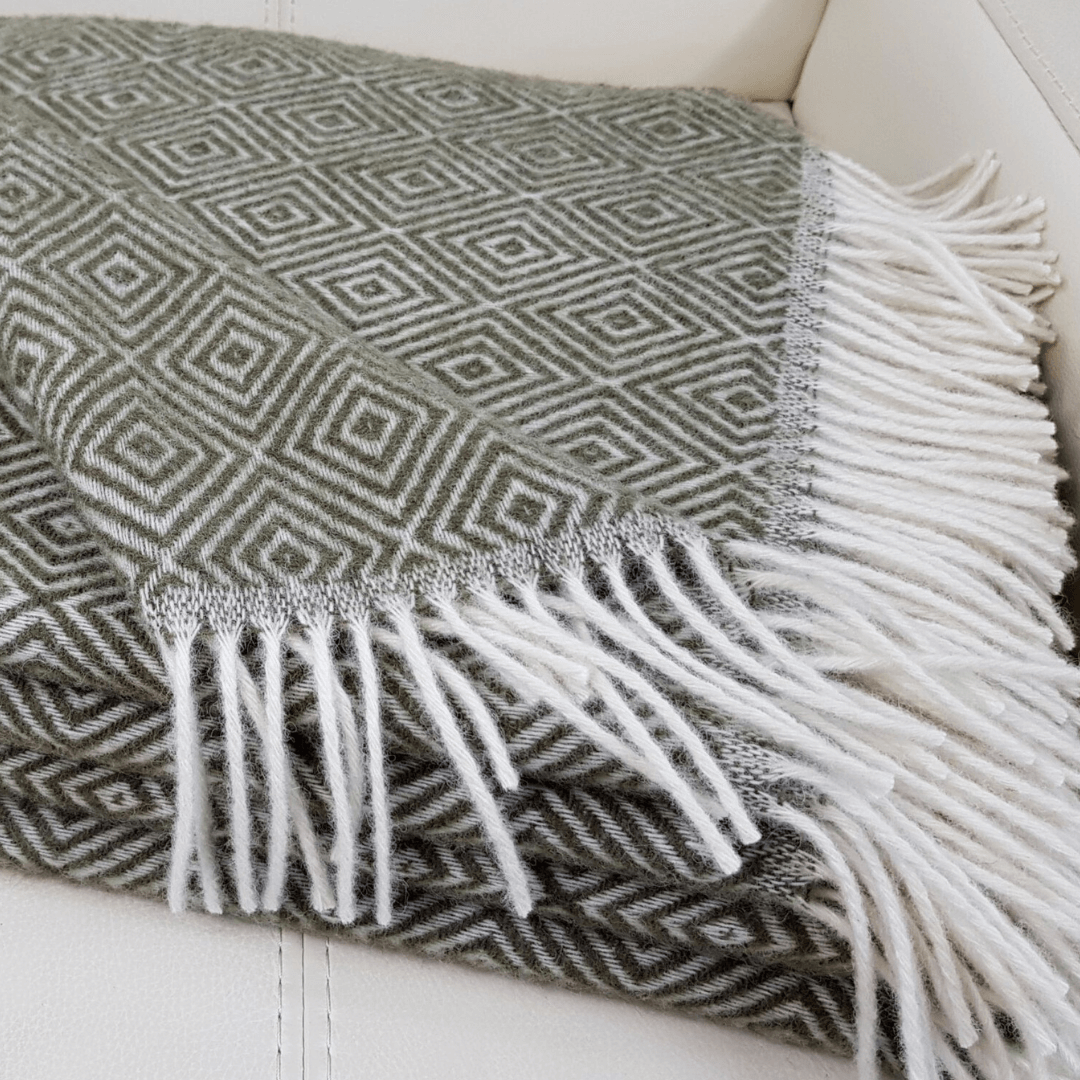 100% Вълнено Одеяло: Изтънчен Диамантен Мотив В Земен Зелен Цвят