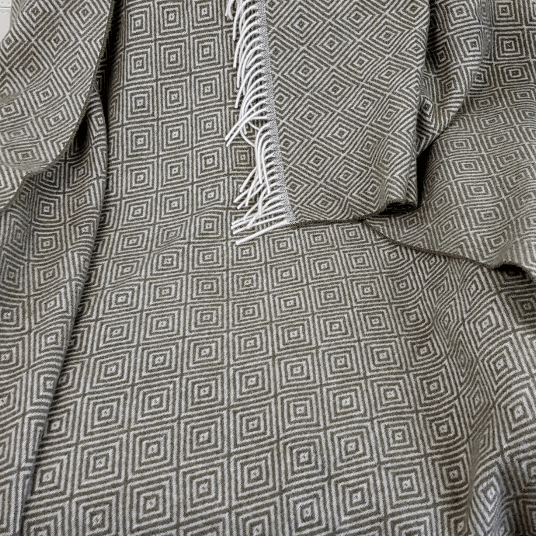 100% Вълнено Одеяло: Изтънчен Диамантен Мотив В Земен Зелен Цвят