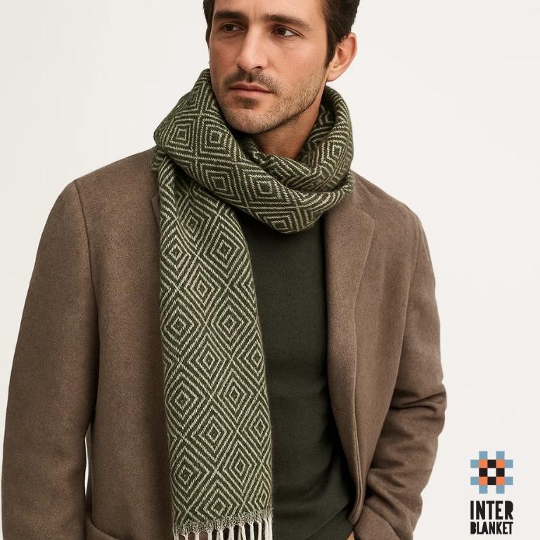 Шал От 100% Натурална Вълна: Вечна Елегантност С Геометричен Дизайн