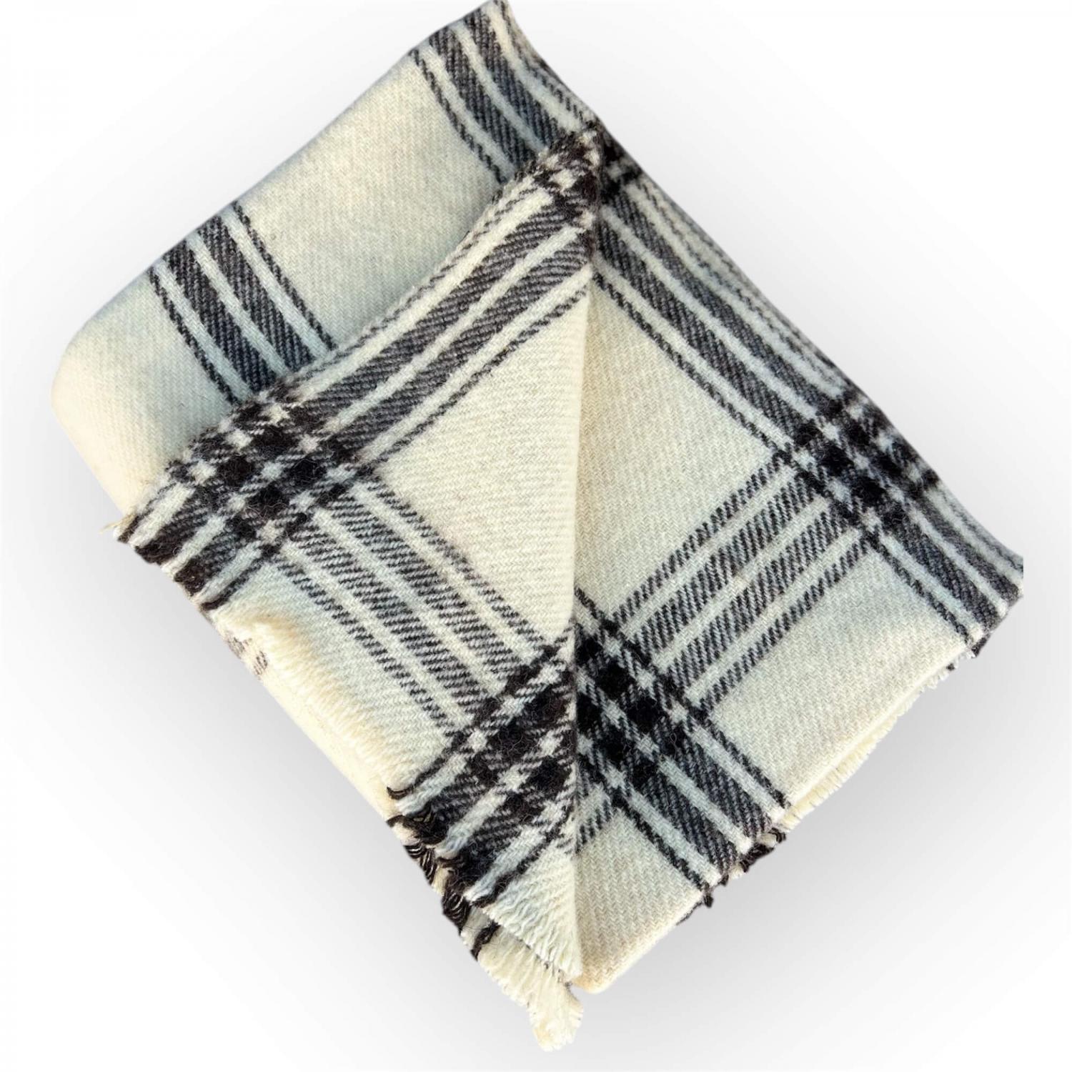 Традиционно Българско Вълнено Одеяло 150X200 См – 100% Естествена Вълна