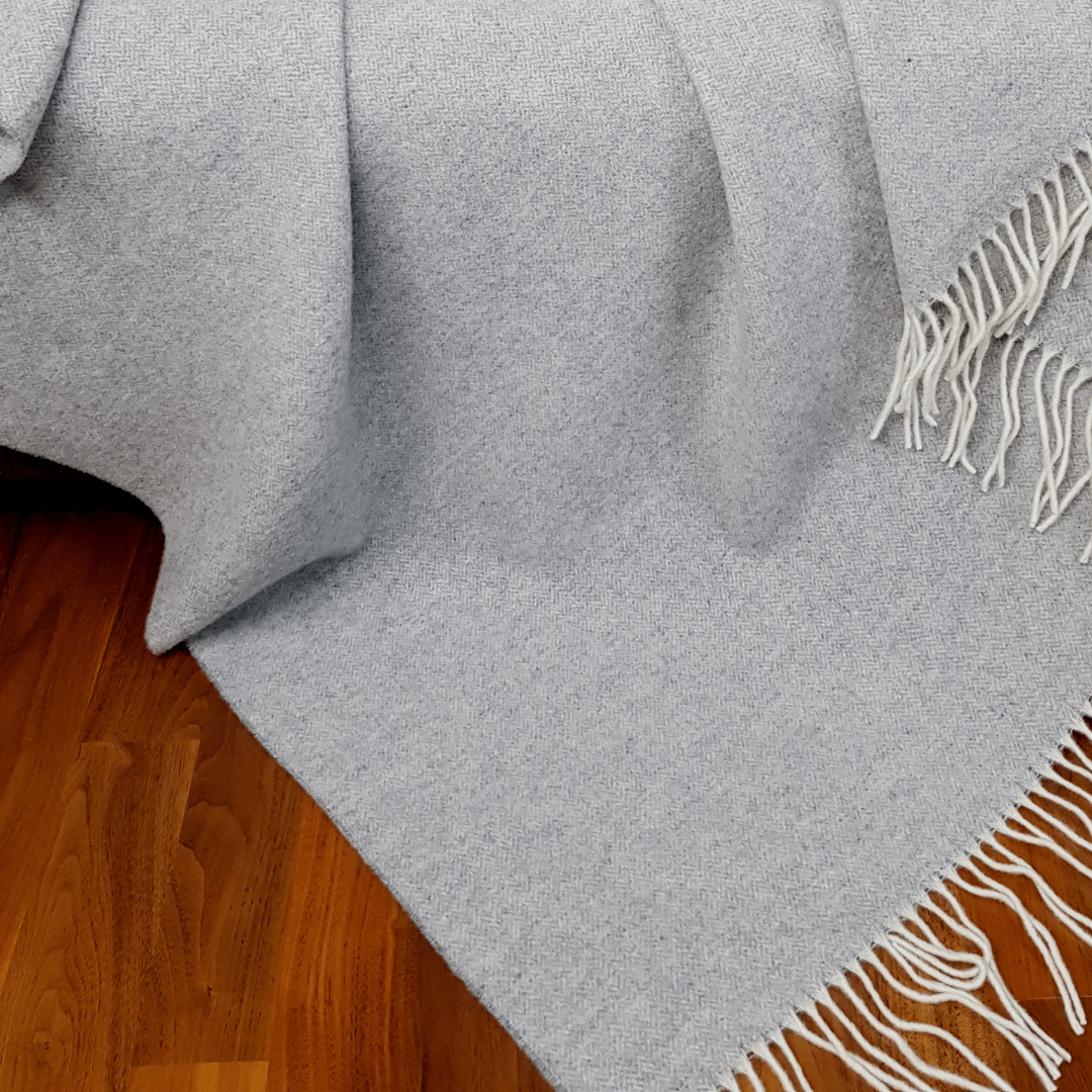 Луксозно Кашмирено Одеяло В Светлосиво – 140X200 См | Меко, Топло И С Елегантни Ресни