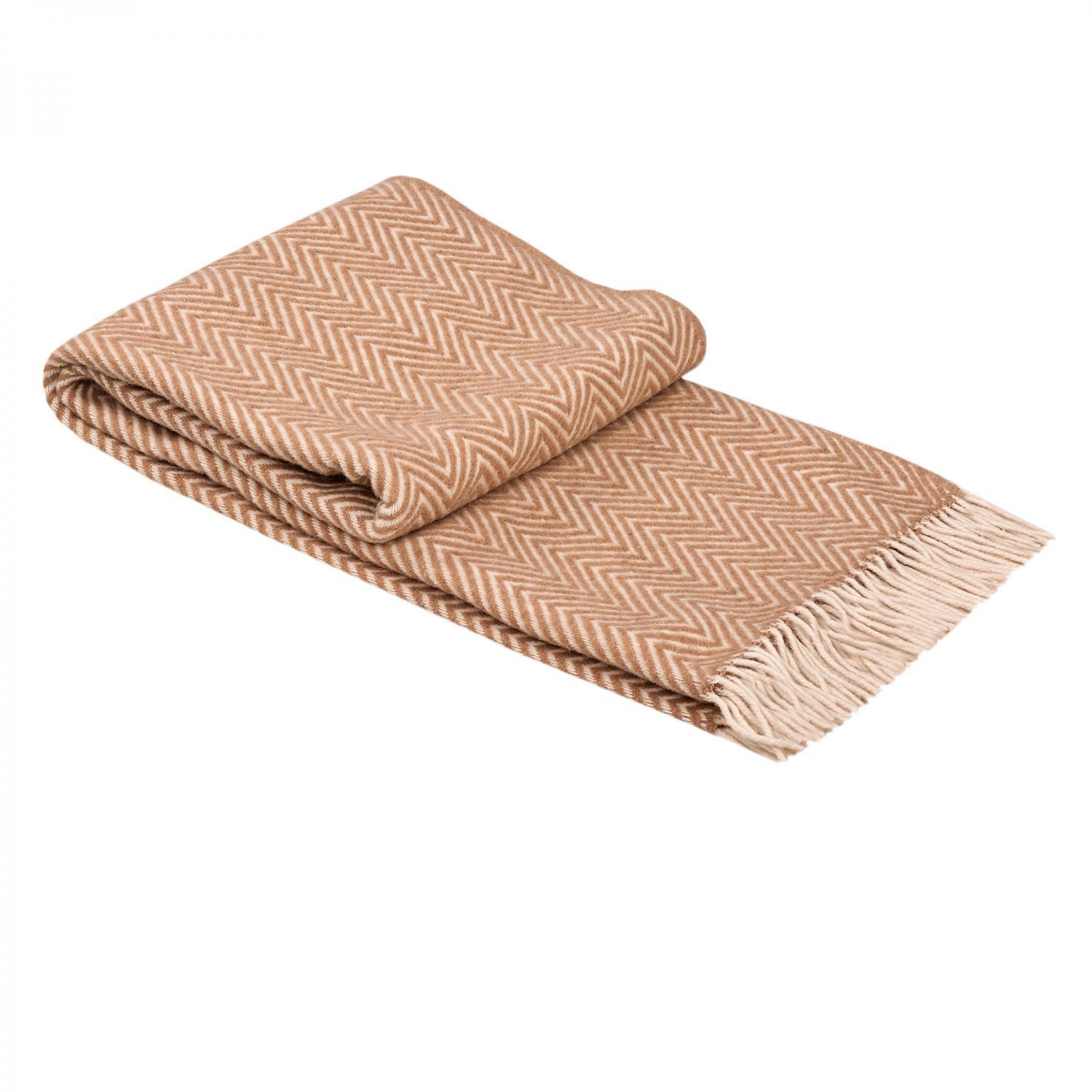 Светлокафяво Вълнено Одеяло С Десен „Рибена Кост“ – Мекота, Стил И Уют За Вашия Дом