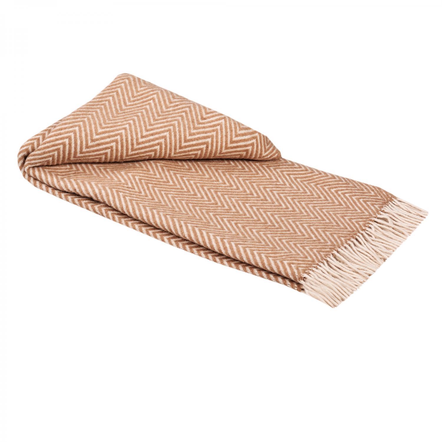 Светлокафяво Вълнено Одеяло С Десен „Рибена Кост“ – Мекота, Стил И Уют За Вашия Дом