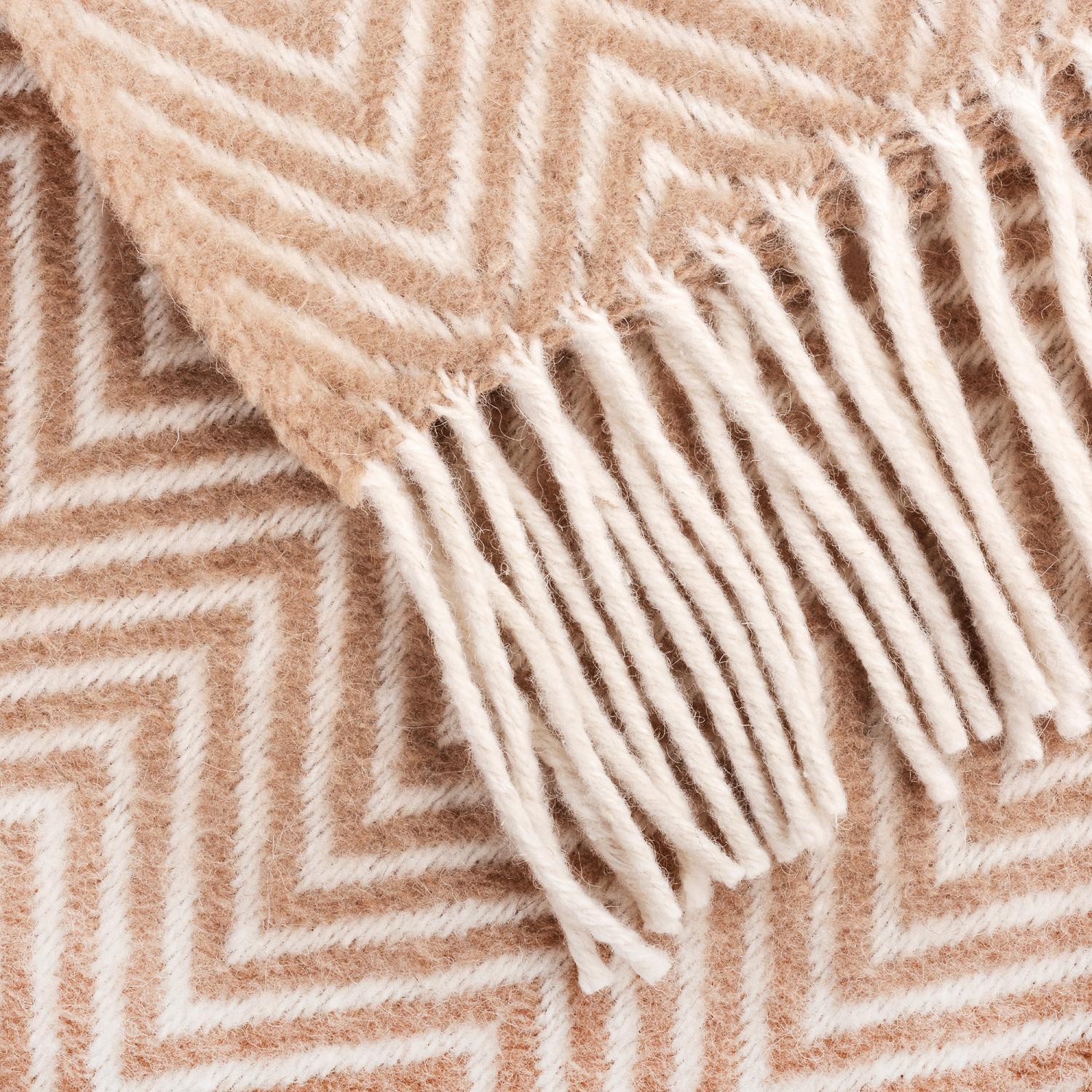 Светлокафяво Вълнено Одеяло С Десен „Рибена Кост“ – Мекота, Стил И Уют За Вашия Дом