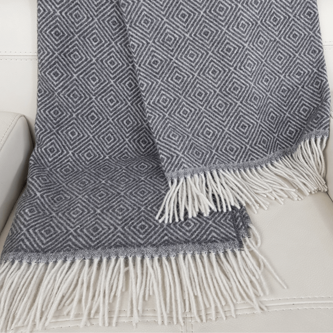 100% Вълнено Одеяло – Тъмно Сив Ромбоиден Десен С Ресни (150 X 200 См)