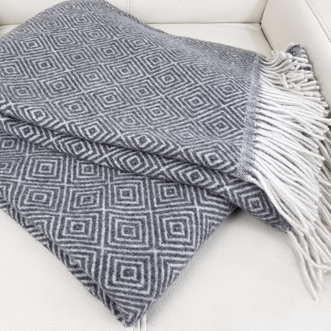 100% Вълнено Одеяло – Тъмно Сив Ромбоиден Десен С Ресни (150 X 200 См)