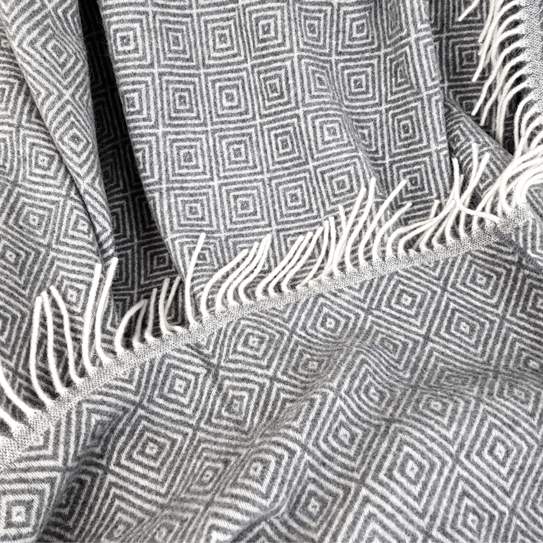 100% Вълнено Одеяло – Тъмно Сив Ромбоиден Десен С Ресни (150 X 200 См)