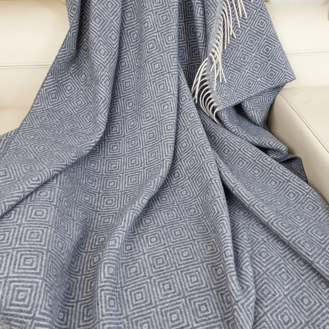 Вълнено Одеяло „Диамант“ В Сиво И Бежово – Стил, Мекота И Уют За Вашия Дом