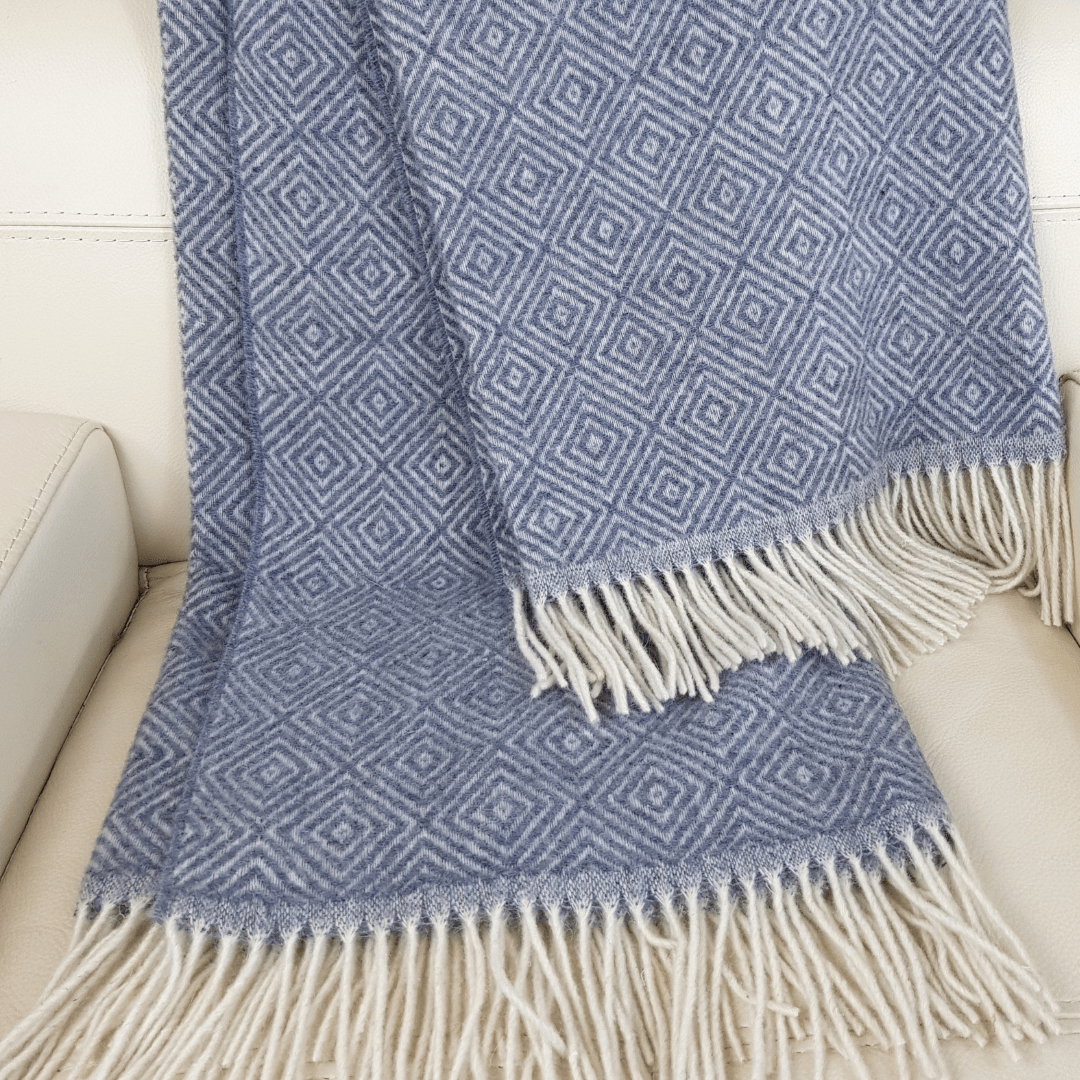 Вълнено Одеяло „Диамант“ В Сиво И Бежово – Стил, Мекота И Уют За Вашия Дом