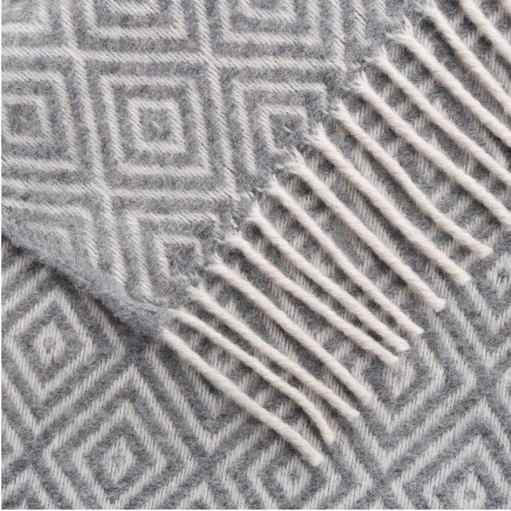 Вълнено Одеяло „Диамант“ В Сиво И Бежово – Стил, Мекота И Уют За Вашия Дом